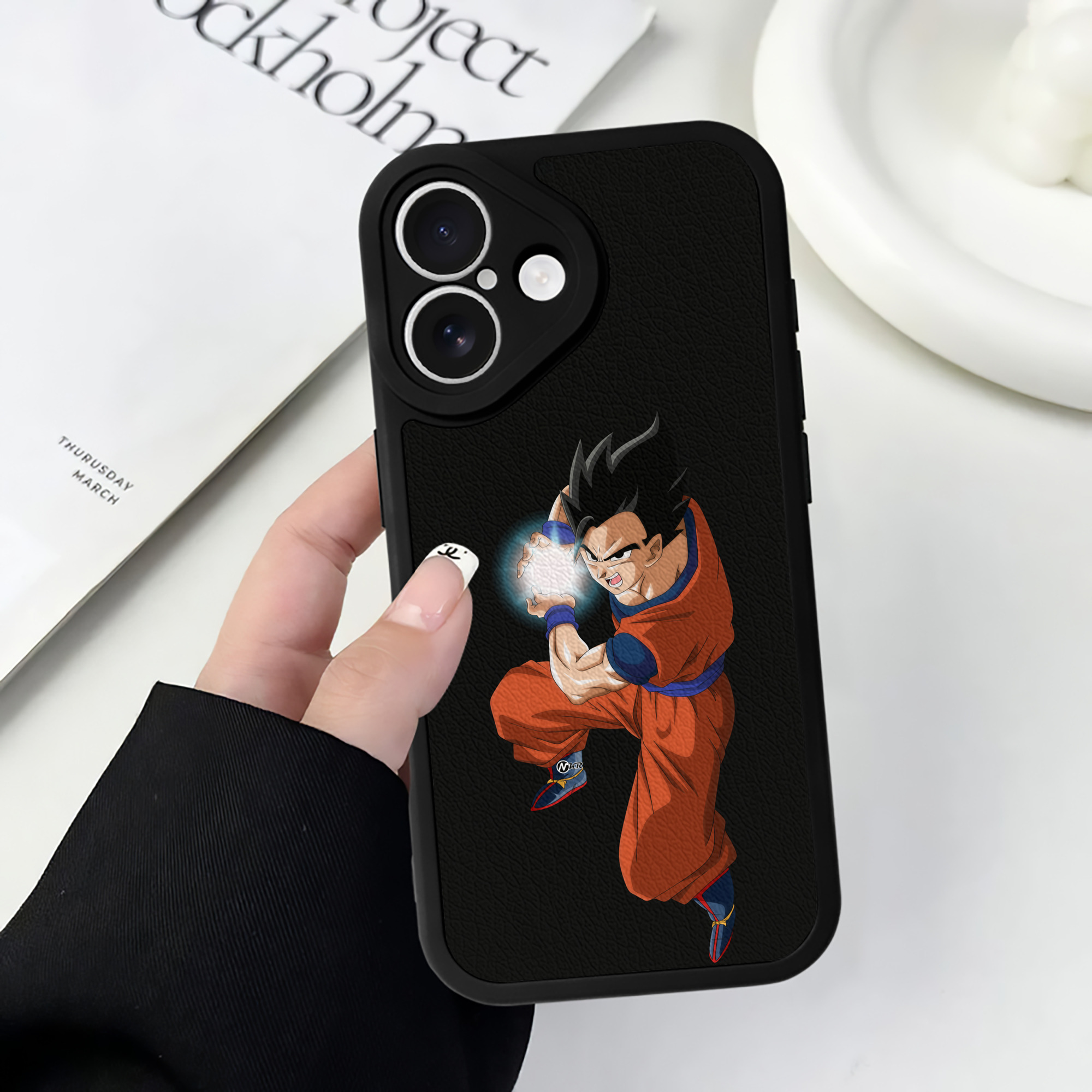（画像用） ドラゴンボール 孫 悟飯（そんごはん）DRAGON BALL Son Gohan 【iPhone 16シリーズ対応】シリコンスマホケース（レザー調） 材質：シリコン
